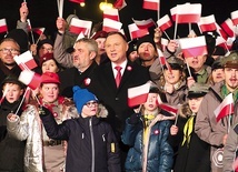 Podczas śpiewania pieśni głowie państwa towarzyszyli minister Krzysztof Ardanowski i harcerze.