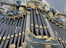 Prospekt XVIII- -wiecznego instrumentu w Ratowie należy  do najoryginalniejszych  nie tylko na Mazowszu,  ale i w Polsce.