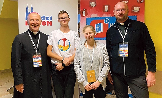 Julia Kucewicz i Oskar Droździk z bp. Markiem Solarczykiem i ks. Andrzejem Wołpiukiem podczas 12. Krajowego Forum Duszpasterstwa Młodzieży.