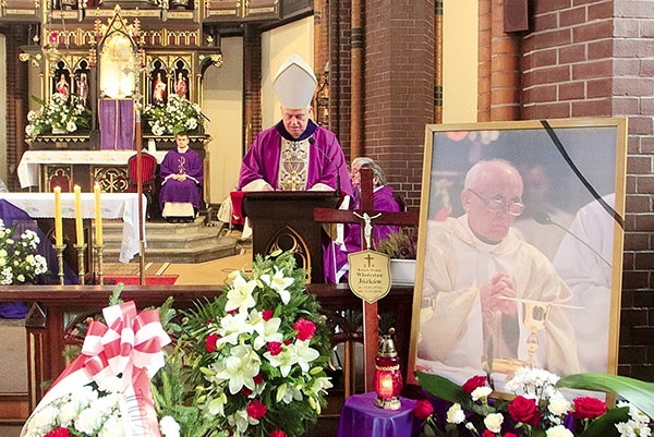 Liturgii pogrzebowej przewodniczył bp Zbigniew Kiernikowski. 