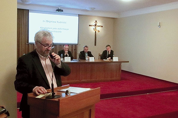 Z. Rudnicki diagnozował, że świeccy prezentują także wiele postaw klerykalnych.