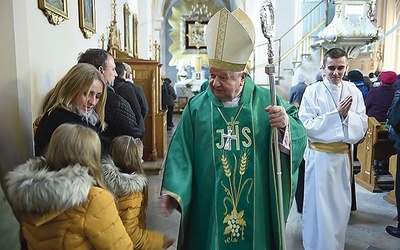 Kard. Stanisław Dziwisz w drodze do ołtarza.