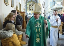 Kard. Stanisław Dziwisz w drodze do ołtarza.