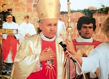 Troskę o budownictwo sakralne można mierzyć nie tylko liczbą uzyskanych pozwoleń, ale i ciągłymi wyjazdami biskupa do wiernych wznoszących świątynie.