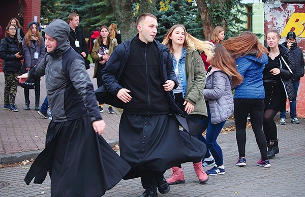 Młodzieży towarzyszyli duszpasterze.