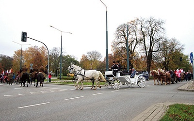 Po Mszy św. mieszkańcy Elbląga w patriotycznym pochodzie przeszli w kierunku pl. Jagiellończyka.