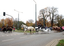 Po Mszy św. mieszkańcy Elbląga w patriotycznym pochodzie przeszli w kierunku pl. Jagiellończyka.