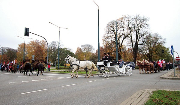 Po Mszy św. mieszkańcy Elbląga w patriotycznym pochodzie przeszli w kierunku pl. Jagiellończyka.