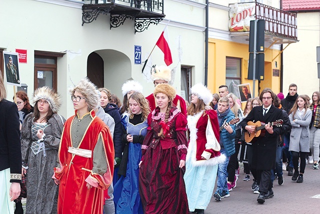 Młodzież przeszła ulicami Łowicza w świątecznym pochodzie.