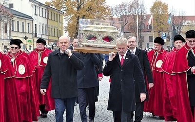 Relikwiarz niosły różne osoby.