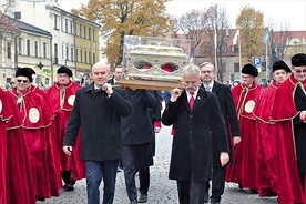 Relikwiarz niosły różne osoby.