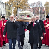 Relikwiarz niosły różne osoby.