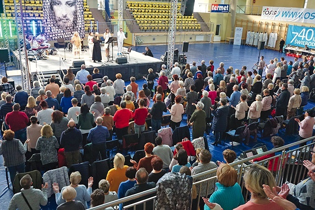 Prowadzący zachęcali do wspólnego uwielbienia.