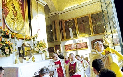 – Często spoglądajcie w Jej oblicze, by przez Jej oczy dostrzec matczyne serce – powiedział abp Salvatore Pennacchio, który na zakończenie udzielił błogosławieństwa Najświętszym Sakramentem.