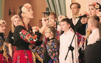 Grupa wystąpiła w 27-osobowym składzie. Na pierwszym planie Marlena Kowalska.