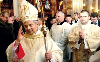 Pierwsze błogosławieństwo biskupa.