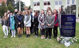 W uroczystości wzięli udział przedstawiciele władz miasta i powiatu, Stowarzyszenia Blechhammer-1944, młodzież z I LO, mieszkańcy i rabin David Basok.