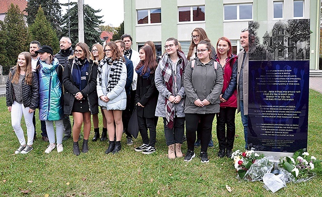 W uroczystości wzięli udział przedstawiciele władz miasta i powiatu, Stowarzyszenia Blechhammer-1944, młodzież z I LO, mieszkańcy i rabin David Basok.