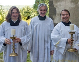 Tradycyjny strój ministranta  w Czechach składa się z komży i sutanki