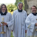 Tradycyjny strój ministranta  w Czechach składa się z komży i sutanki