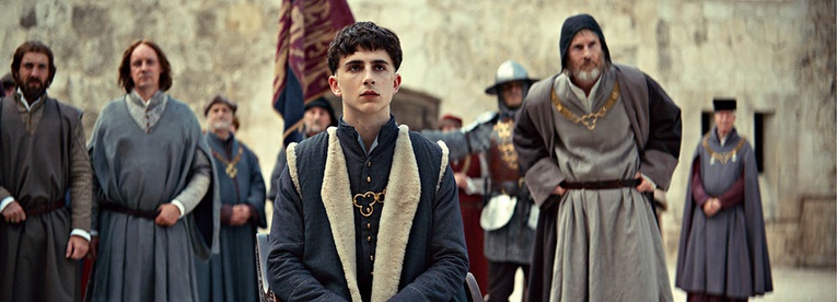 Timothée Chalamet jako król Henryk V (w środku).