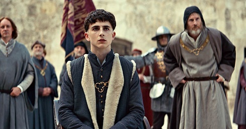 Timothée Chalamet jako król Henryk V (w środku).