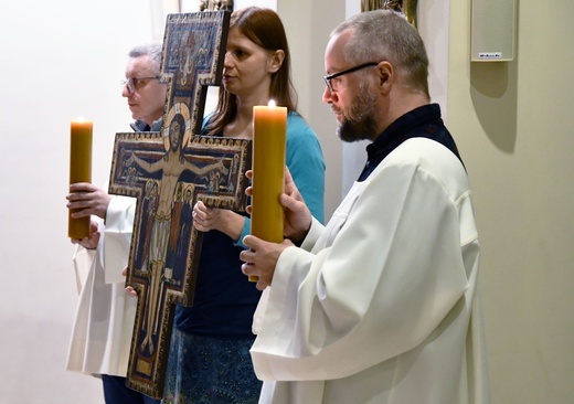 Czuwanie przy krzyżu KWC