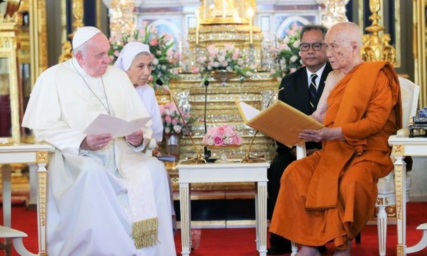 Franciszek i Somdej Phra Maha Muneewong 