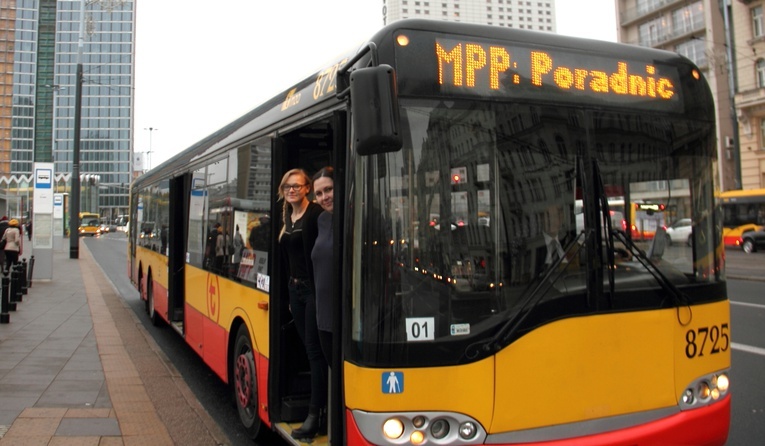 Streetworkerzy czekają na bezdomnych… w autobusie