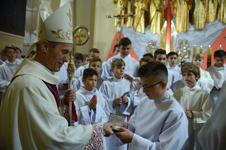 Bp Salaterski wręcza legitymacje i Pismo Święte nowym lektorom.