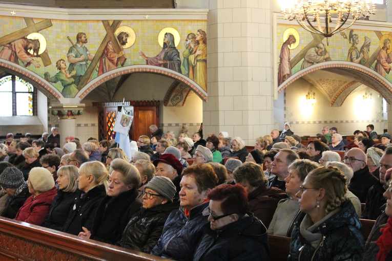 Margaretki zapełniły pierwsze rzędy ławek w kościele.