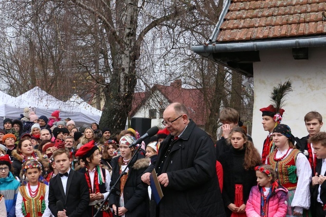 Osadzanie chochoła przed Rydlówką 2019