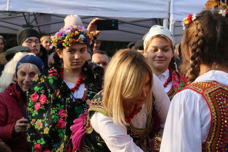 Osadzanie chochoła przed Rydlówką 2019