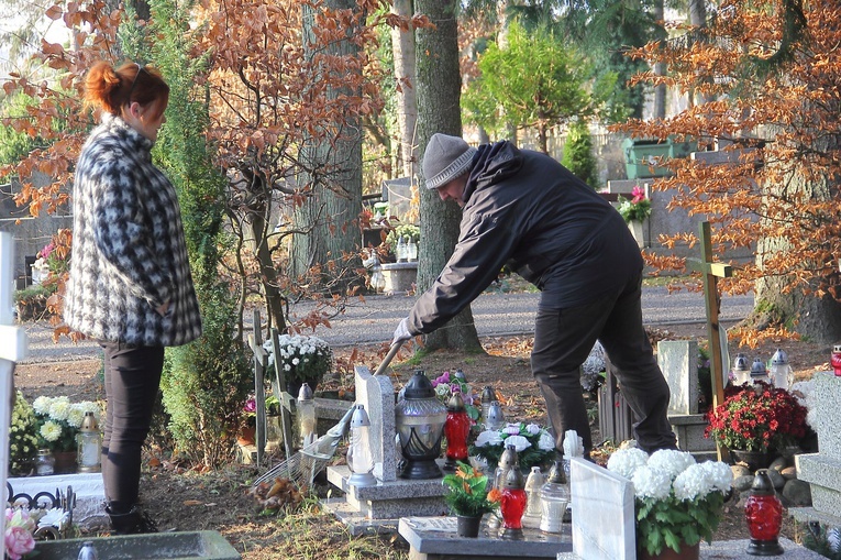 "Iskierka pamięci" na cmentarzu