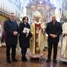 Od lewej: Stanisław Prokop, Maria i Ignacy Lisowie, bp Stanisław Salaterski, Wojciech Oleksyk, ks. prał. Władysław Pasiut.