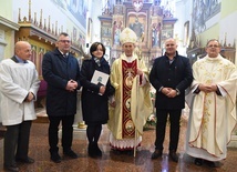 Od lewej: Stanisław Prokop, Maria i Ignacy Lisowie, bp Stanisław Salaterski, Wojciech Oleksyk, ks. prał. Władysław Pasiut.