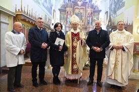 Od lewej: Stanisław Prokop, Maria i Ignacy Lisowie, bp Stanisław Salaterski, Wojciech Oleksyk, ks. prał. Władysław Pasiut.