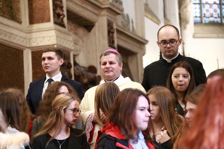 Przyrzeczenia młodzieży z KSM w tarnowskiej katedrze