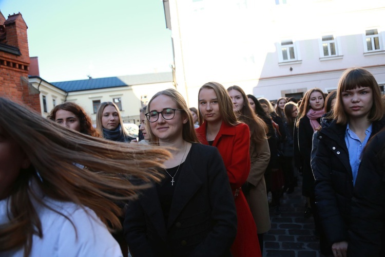 Przyrzeczenia młodzieży z KSM w tarnowskiej katedrze