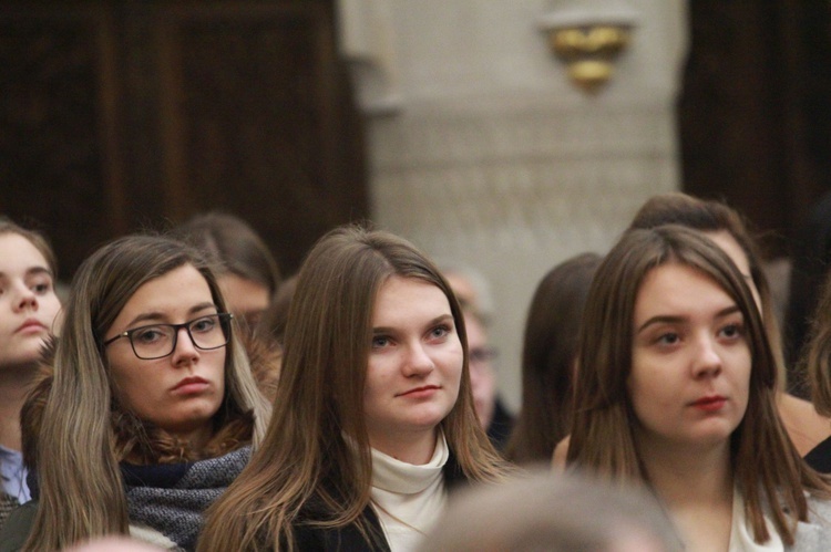 Przyrzeczenia młodzieży z KSM w tarnowskiej katedrze