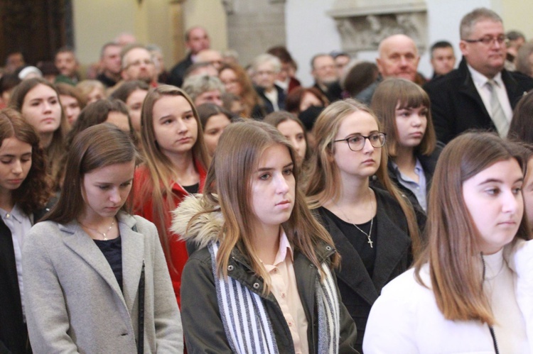 Przyrzeczenia młodzieży z KSM w tarnowskiej katedrze