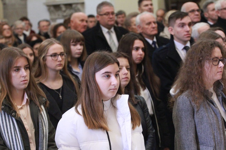 Przyrzeczenia młodzieży z KSM w tarnowskiej katedrze