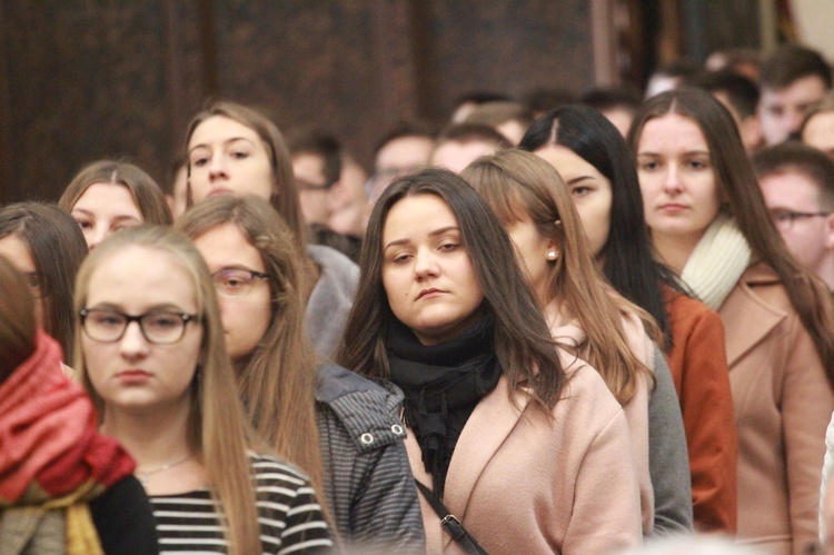 Przyrzeczenia młodzieży z KSM w tarnowskiej katedrze