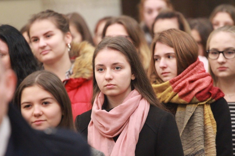 Przyrzeczenia młodzieży z KSM w tarnowskiej katedrze