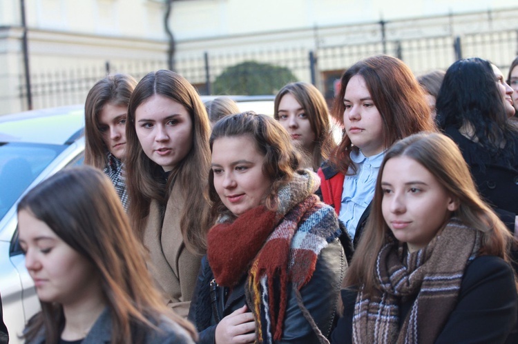 Przyrzeczenia młodzieży z KSM w tarnowskiej katedrze