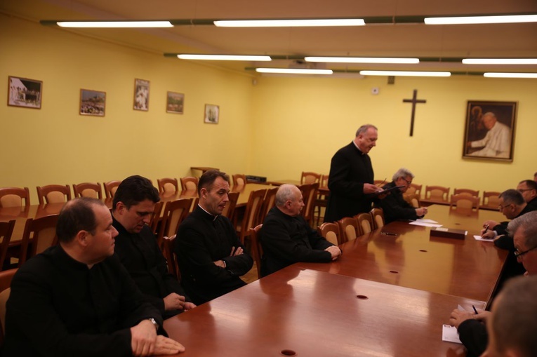 Obrady kapituły i modlitwa za zamrłych