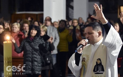  o. Pedro Mariano w czasie modlitwy w parafii pw. Miłosierdzia Bożego w Świdnicy