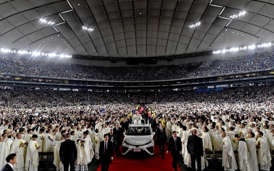 Franciszek przybywa sprawować Eucharystię