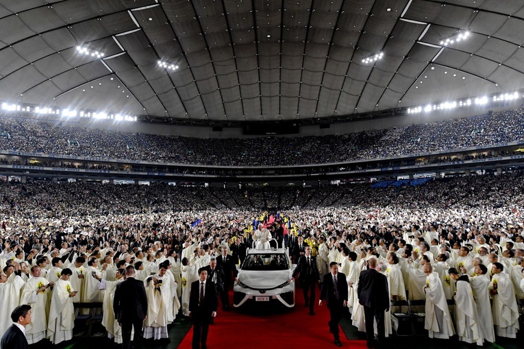 Franciszek przybywa sprawować Eucharystię