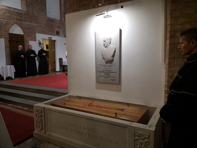 Złożenie (depositio) przy ul. Kateralnej 4 doczesnych szczątków sługi Bożego ks. Aleksandra Zienkiewicza